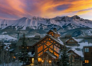 Mountain Lodges: Alpine Retreats, Nature’s Embrace